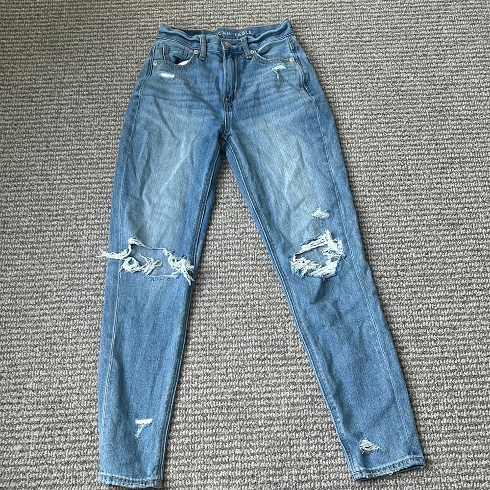 Size 000 American eagle jeans for women.